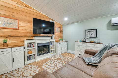 4 Mi to Mammoth Cave: Hand-Built Cabin on 70 Acres House in Kentucky