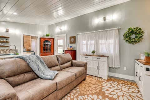 4 Mi to Mammoth Cave: Hand-Built Cabin on 70 Acres House in Kentucky