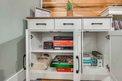 4 Mi to Mammoth Cave: Hand-Built Cabin on 70 Acres House in Kentucky