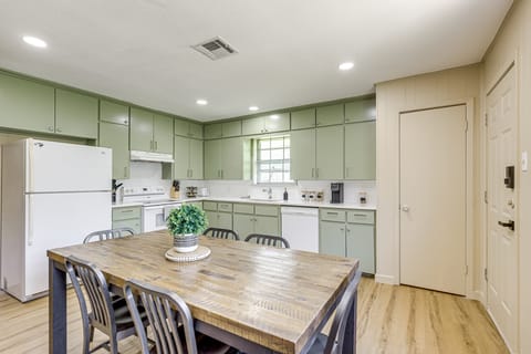 3 Mi to Dtwn Temple: Group-Ready Home w/ Yard House in Temple