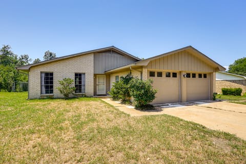 3 Mi to Dtwn Temple: Group-Ready Home w/ Yard House in Temple