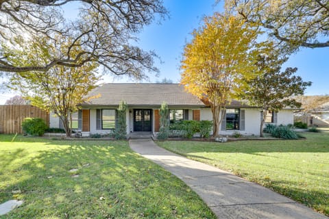 2 Mi to Galleria Dallas: Group Retreat w/ Yard! House in Farmers Branch