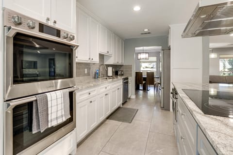 2 Mi to Galleria Dallas: Group Retreat w/ Yard! House in Farmers Branch