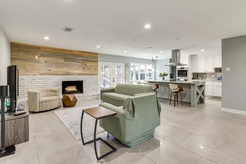 2 Mi to Galleria Dallas: Group Retreat w/ Yard! House in Farmers Branch