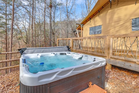 16 Mi to Lookout Mtn: Glamping Tent w/ Hot Tub House in Alabama
