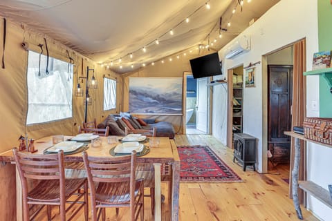 16 Mi to Lookout Mtn: Glamping Tent w/ Hot Tub House in Alabama