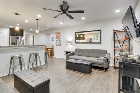 3 Mi to Dtwn Austin! Sleek Apt w/ Private Patio Apartment in Austin