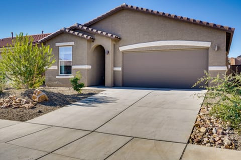 3 Mi to Casino Del Sol! Home w/ Dog-Friendly Yard House in Arizona