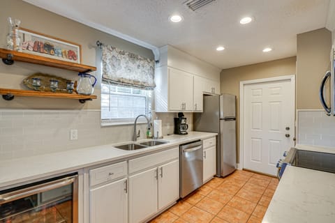 5 Blocks to Shore: PCB Escape w/ Screened Porch House in Sunnyside