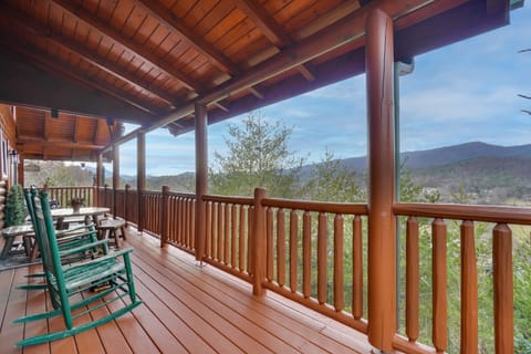 Resort-Style Smokies Cabin w/ Hot Tub + Game Room House in Pigeon Forge