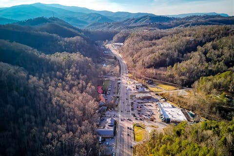 Creekside Home w/ Hot Tub, 3 Mi to Dtwn Gatlinburg House in Gatlinburg