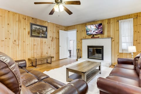 Creekside Home w/ Hot Tub, 3 Mi to Dtwn Gatlinburg House in Gatlinburg