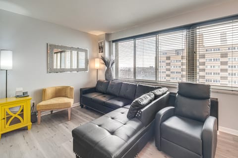 6 Mi to Downtown Cleveland: Lakeview Condo! Apartment in Lakewood