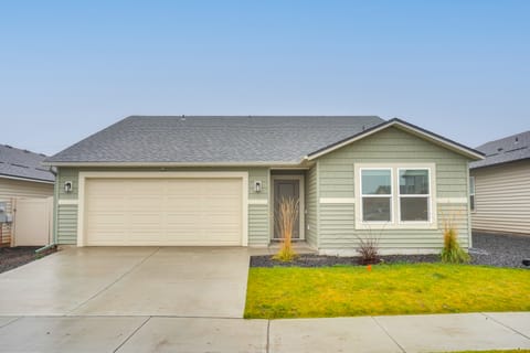 Walk to The Plains Golf Course: Getaway in Cheney! House in Washington