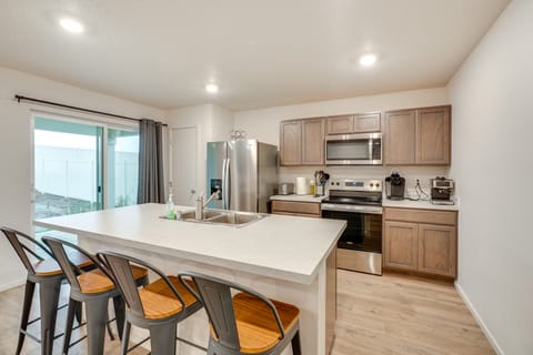 Walk to The Plains Golf Course: Getaway in Cheney! House in Washington