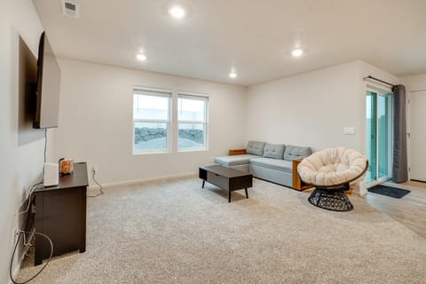 Walk to The Plains Golf Course: Getaway in Cheney! House in Washington