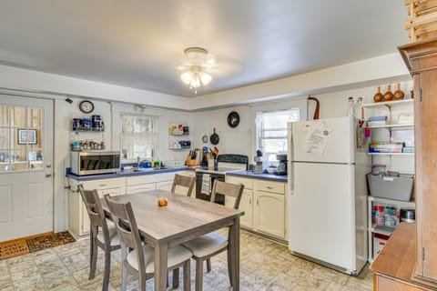 'The Mountain House Inn' Montebello Stay By Trails House in Massies Mill