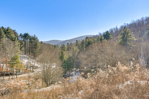 'The Mountain House Inn' Montebello Stay By Trails House in Massies Mill