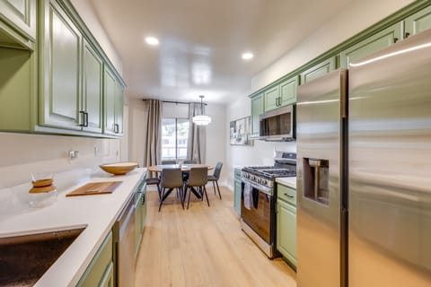 Walkable Home Base Near LLUMC & Campus! Apartment in Loma Linda