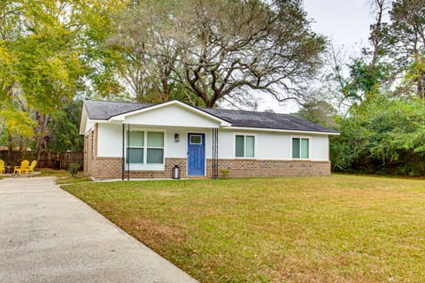 Relax Fireside: Family Home 6 Mi to Dtwn Beaufort! House in Beaufort