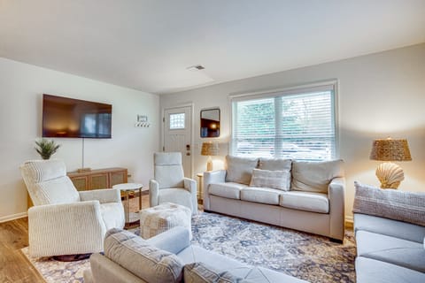 Relax Fireside: Family Home 6 Mi to Dtwn Beaufort! House in Beaufort