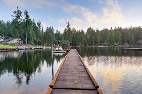 Lake-View Woodinville Retreat w/ Hot Tub + Theater House in Woodinville