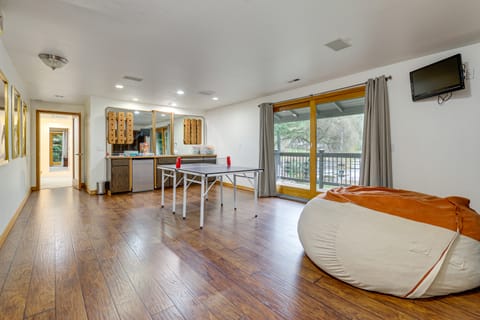 Lake-View Woodinville Retreat w/ Hot Tub + Theater House in Woodinville