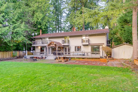Lake-View Woodinville Retreat w/ Hot Tub + Theater House in Woodinville