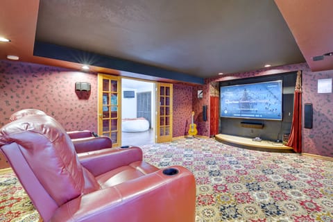 Lake-View Woodinville Retreat w/ Hot Tub + Theater House in Woodinville