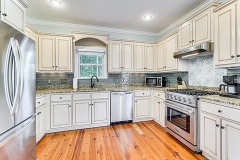 Summerville Historic Bungalow w/ Hot Tub House in North Augusta