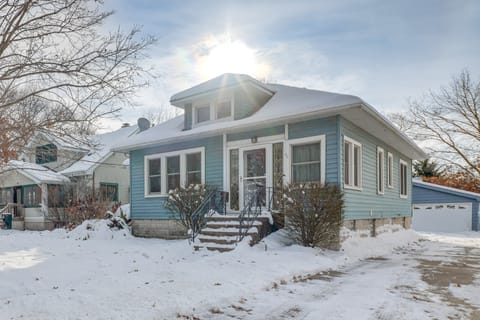 Private Hot Tub & Patio! Chicagoland Extended Stay House in Indiana