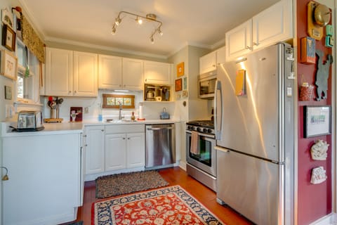 Hike, Sip & Explore! Blue Ridge Mtn Cabin w/ Porch House in Asheville