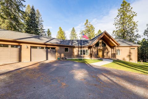 Deck + Views: Scenic Group Getaway in Lakeside! House in Lakeside