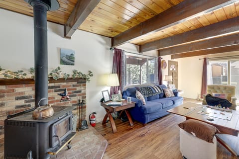 Ski, Hike & Unwind: Big Bear Gem 3 Mi to Slopes! House in Big Bear