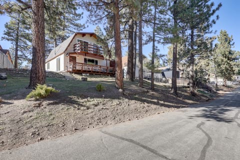 Ski, Hike & Unwind: Big Bear Gem 3 Mi to Slopes! House in Big Bear
