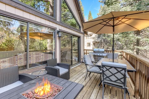 2 Decks! Pet-Friendly Lake Arrowhead Cabin House in Lake Arrowhead