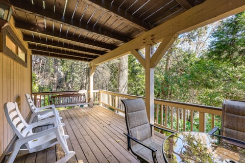 2 Decks! Pet-Friendly Lake Arrowhead Cabin House in Lake Arrowhead