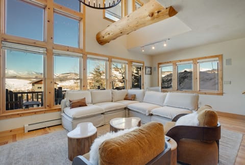 Walk to Lift! Luxe, Updated CBMR Home w/ Mtn Views Apartment in Colorado