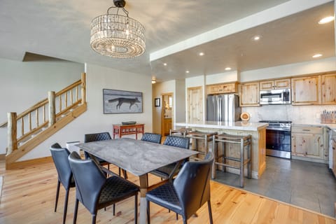Walk to Lift! Luxe, Updated CBMR Home w/ Mtn Views Apartment in Colorado