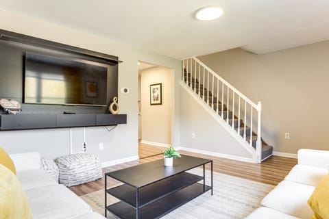 6 Mi to Downtown Cincy: Group-Friendly Townhome! Apartment in Cincinnati