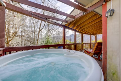 Hot Tub, Fire Pit + Views: Maggie Valley Getaway! Apartment in Maggie Valley