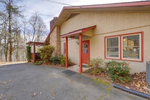 Hot Tub, Fire Pit + Views: Maggie Valley Getaway! Apartment in Maggie Valley