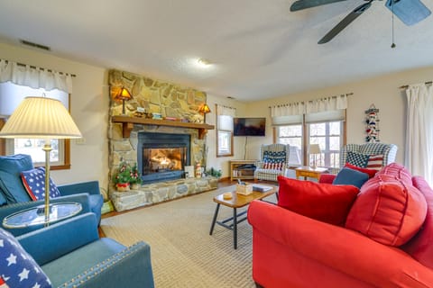 Hot Tub, Fire Pit + Views: Maggie Valley Getaway! Apartment in Maggie Valley