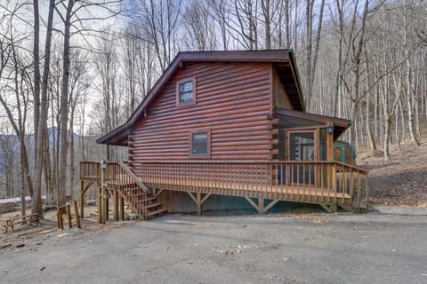 Family Log Cabin w/ Mtn Views, 2 Mi to Tube World! House in Maggie Valley