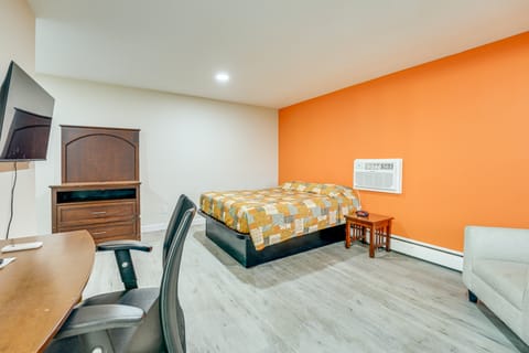 5 Mi to Pine Knob: Pet-Friendly Studio Retreat Apartment in Lake Erie