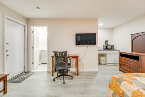 5 Mi to Pine Knob: Pet-Friendly Studio Retreat Apartment in Lake Erie