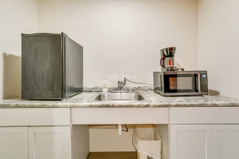 5 Mi to Pine Knob: Pet-Friendly Studio Retreat Apartment in Lake Erie