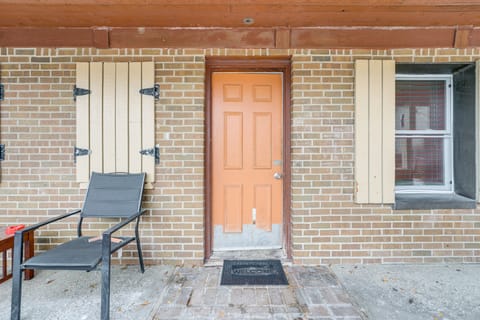 5 Mi to Pine Knob: Pet-Friendly Studio Retreat Apartment in Lake Erie