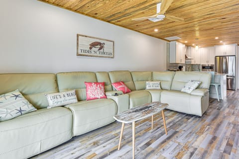 Near Beaches: Waterfront Gem in Anna Maria Island! Villa in Holmes Beach