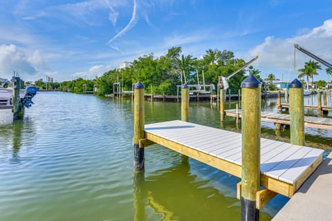Near Beaches: Waterfront Gem in Anna Maria Island! Villa in Holmes Beach